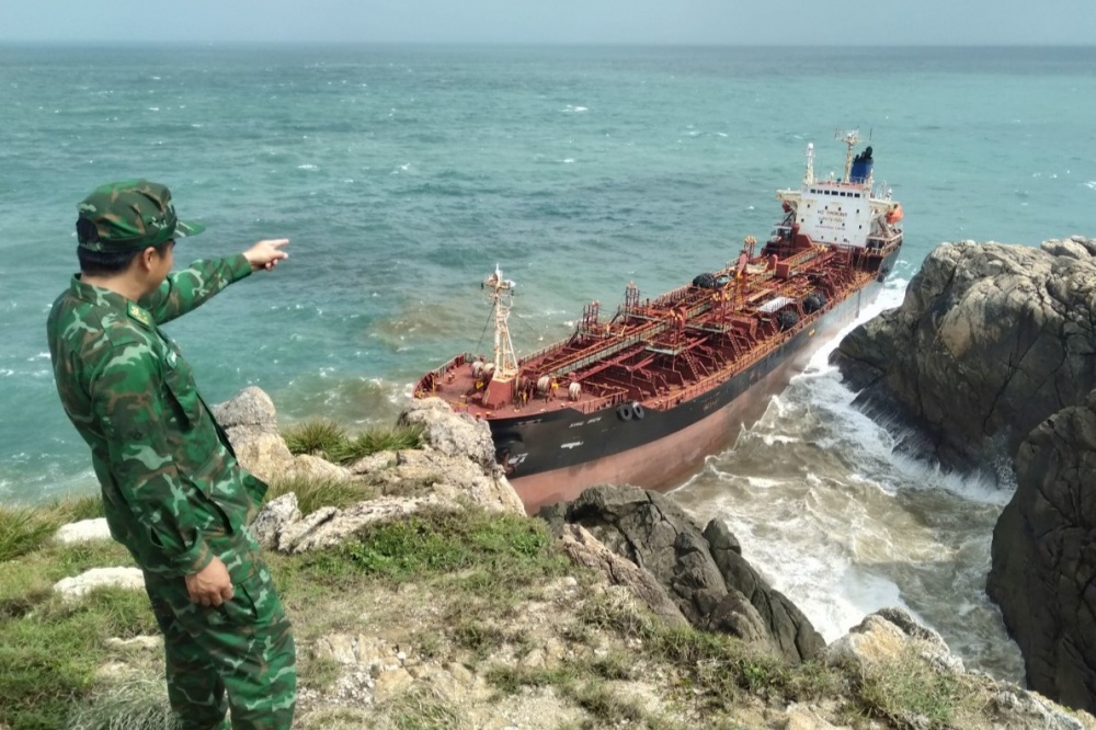 Quảng Nam: Tàu vận tải hàng bị sóng đánh trôi vào bờ biển
