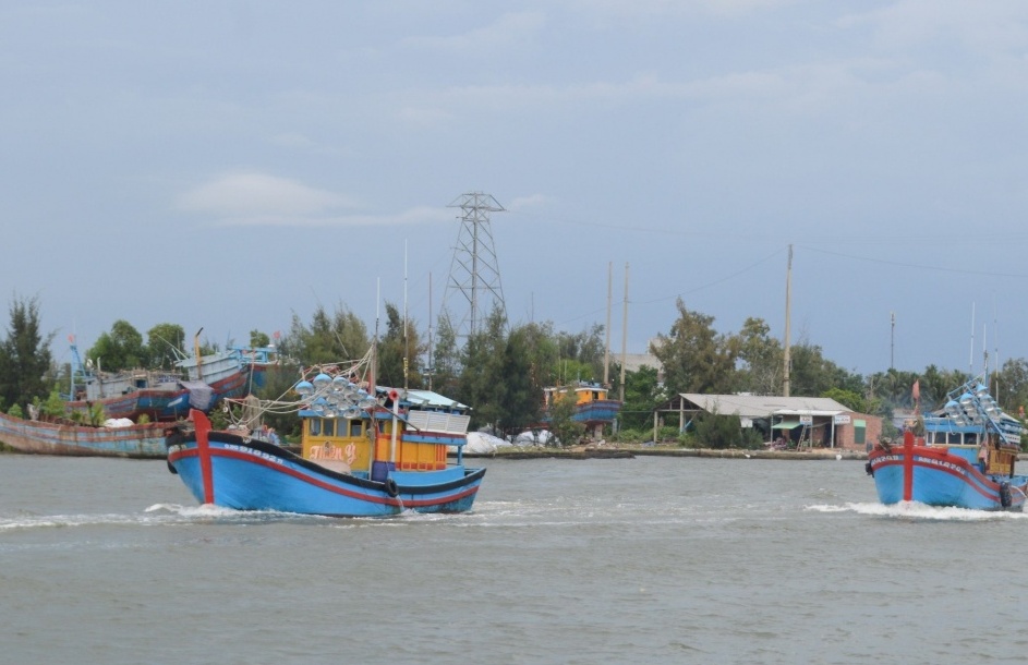 Quảng Ngãi: Tàu cá bị chìm, 11 ngư dân được cứu nạn kịp thời