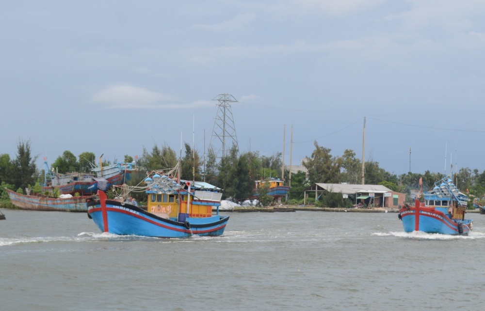 Quảng Ngãi: Tàu cá bị chìm, 11 ngư dân được cứu nạn kịp thời