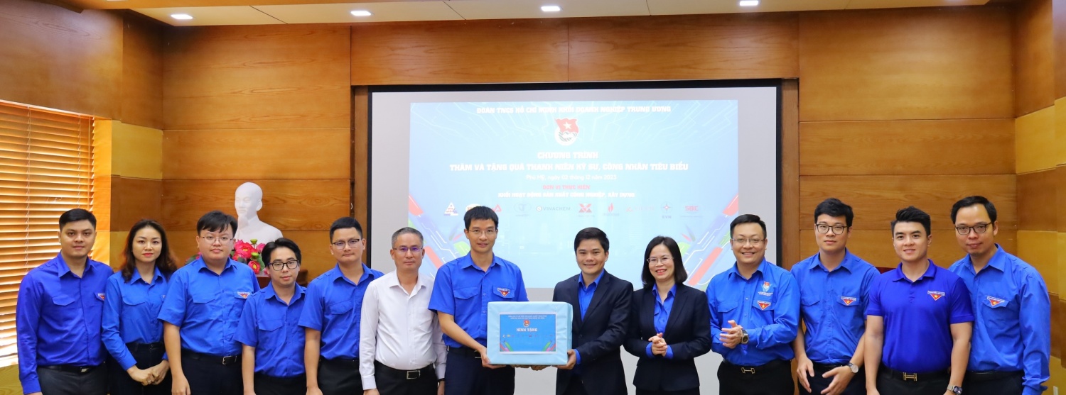 Đồng chí Nguyễn Văn Thuấn - Bí thư Đoàn Tập đoàn Than Khoáng sản Việt Nam trao quà của Khối Sản xuất – Công nghiệp – Xây dựng