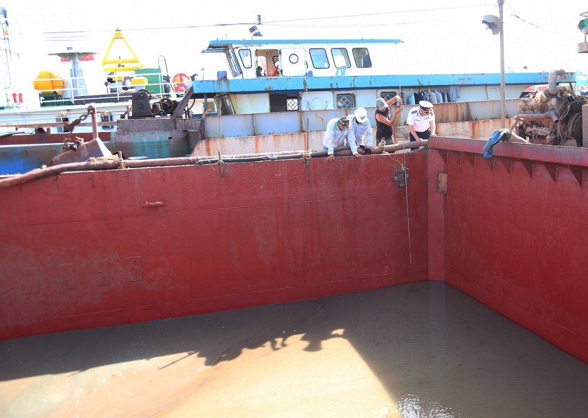 Bộ Tư lệnh Vùng Cảnh sát biển 3 liên tiếp bắt giữ tàu chở cát không rõ nguồn gốc