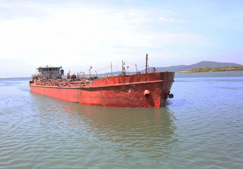 Bộ Tư lệnh Vùng Cảnh sát biển 3 liên tiếp bắt giữ tàu chở cát không rõ nguồn gốc