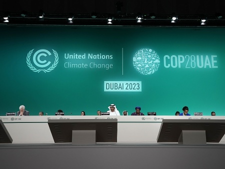 Nhiên liệu hóa thạch trên "bàn mổ" COP28