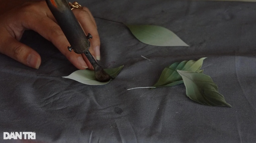 Vải nhuộm màu sau đó cắt tỉa và được tạo độ cong, chi tiết hoa bằng bộ dụng cụ nhiệt (Ảnh: Bảo Kỳ).