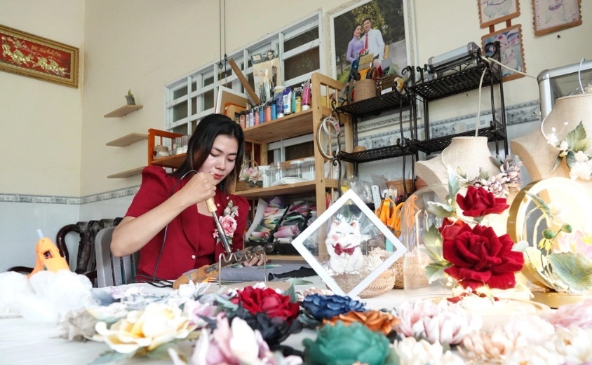 Cô giáo Tây Đô biến vải thành hoa, làm vài giờ bán được nửa triệu đồng