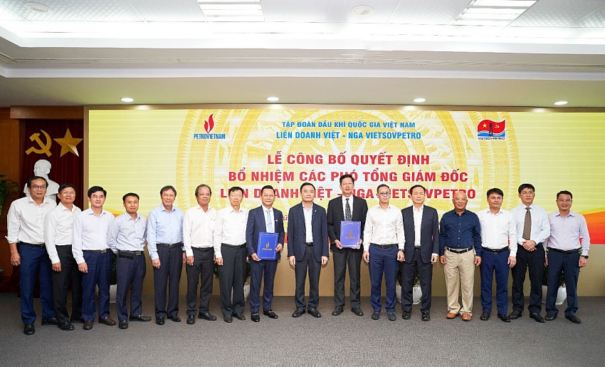 Lãnh đạo Tập đoàn Dầu khí Việt Nam và Ban lãnh đạo Vietsovpetro chúc mừng hai tân Phó Tổng giám đốc Vietsovpetro