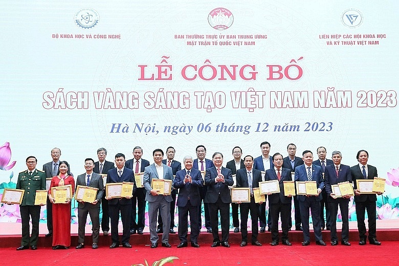 Ban Tổ chức trao Giấy chứng nhận và Sách vàng Sáng tạo Việt Nam 2023 cho các tác giả, nhóm tác giả có công trình, giải pháp sáng tạo khoa học công bố trong Sách vàng.
