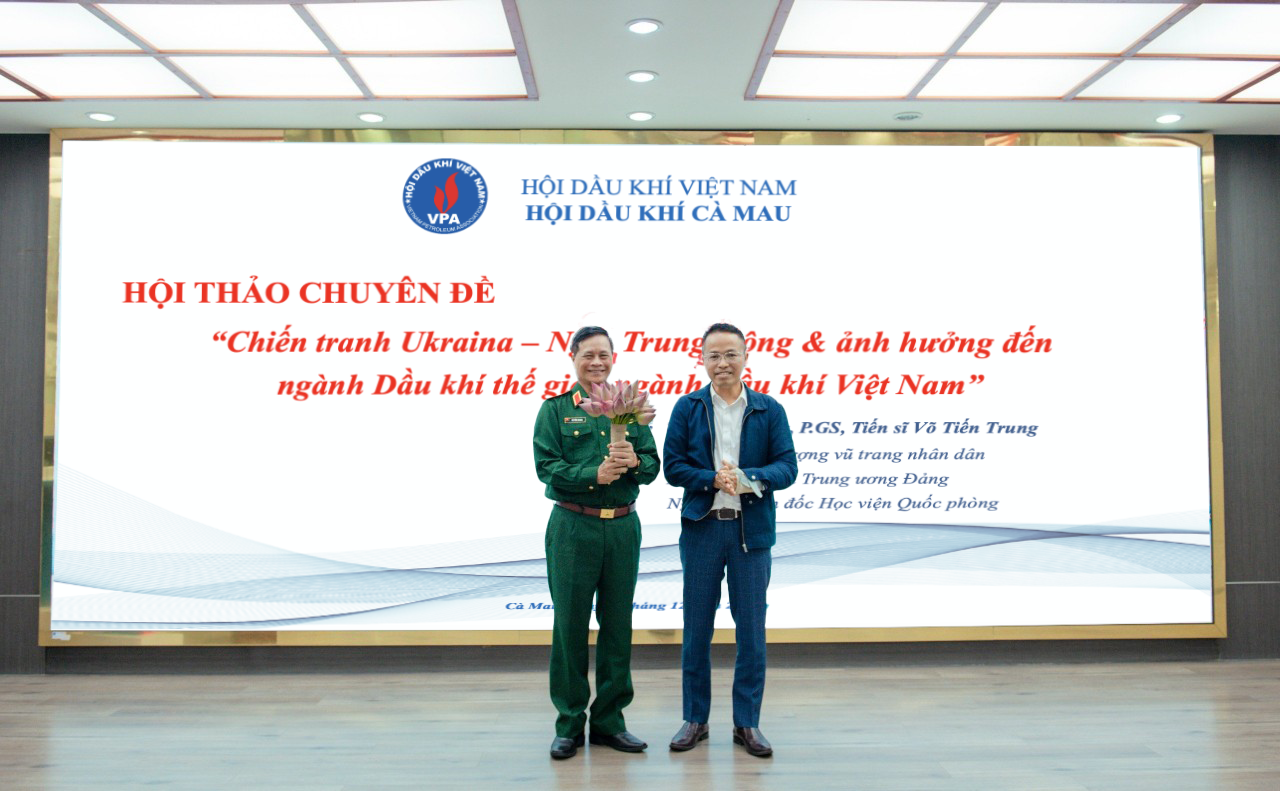 Chủ tịch Hội Dầu khí Cà Mau Nguyễn Văn Bé Ba tặng hoa cảm ơn Thượng tướng, PGS.TS Võ Tiến Trung.