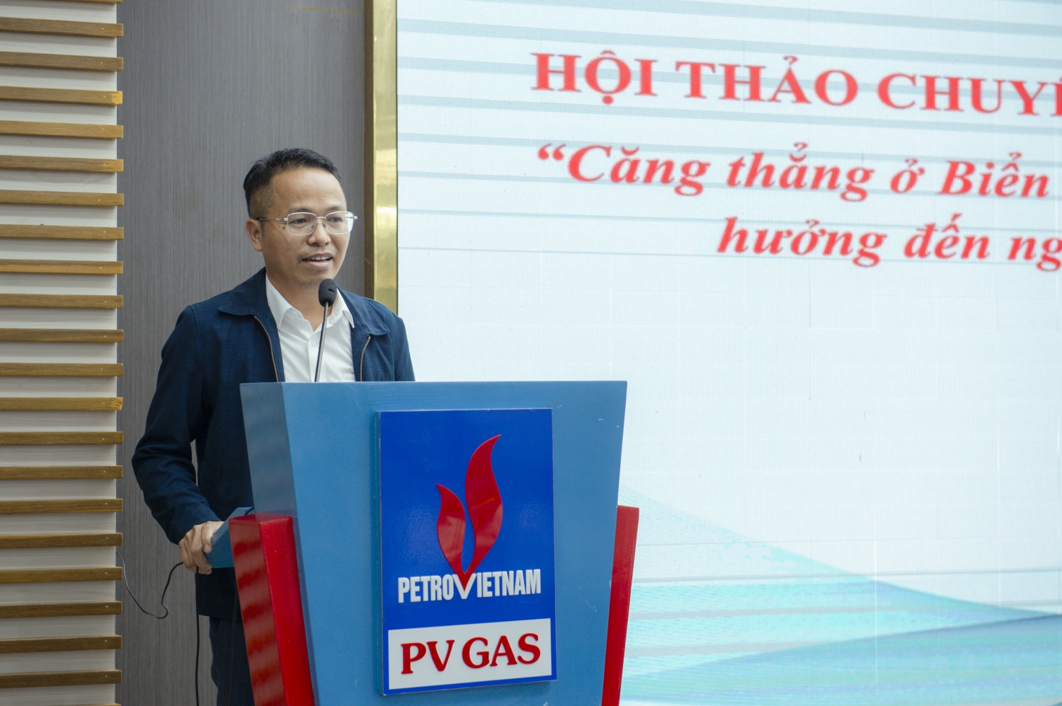 Ông Nguyễn Văn Bé Ba, Chủ tịch Hội Dầu khí Cà Mau, Giám đốc Công ty Khí Cà Mau phát biểu tại Hội thảo.