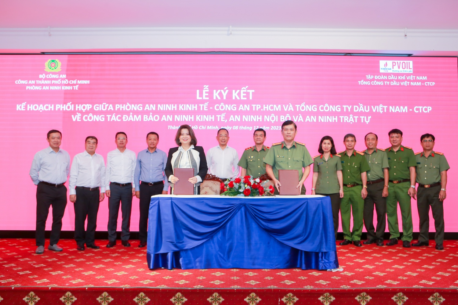 Bà Lê Thị Thu Hương - Phó Tổng Giám đốc PVOIL (bên trái) và Đại tá Nguyễn Phước Thường - Trưởng phòng An ninh kinh tế (bên phải) đại diện hai đơn vị ký kết Kế hoạch phối hợp