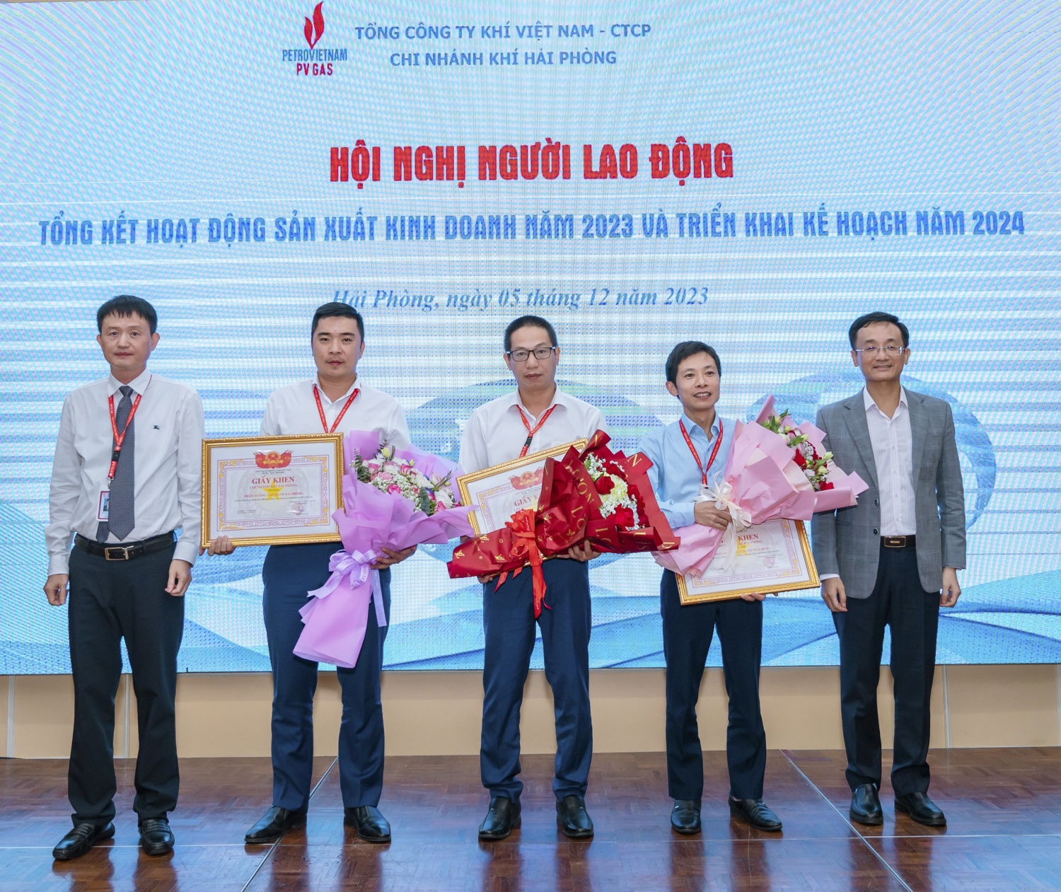 Phó Tổng Giám đốc PV GAS - Trần Nhật Huy (ngoài cùng bên phải) vinh danh các tập thể, cá nhân xuất sắc năm 2023 của KHP.