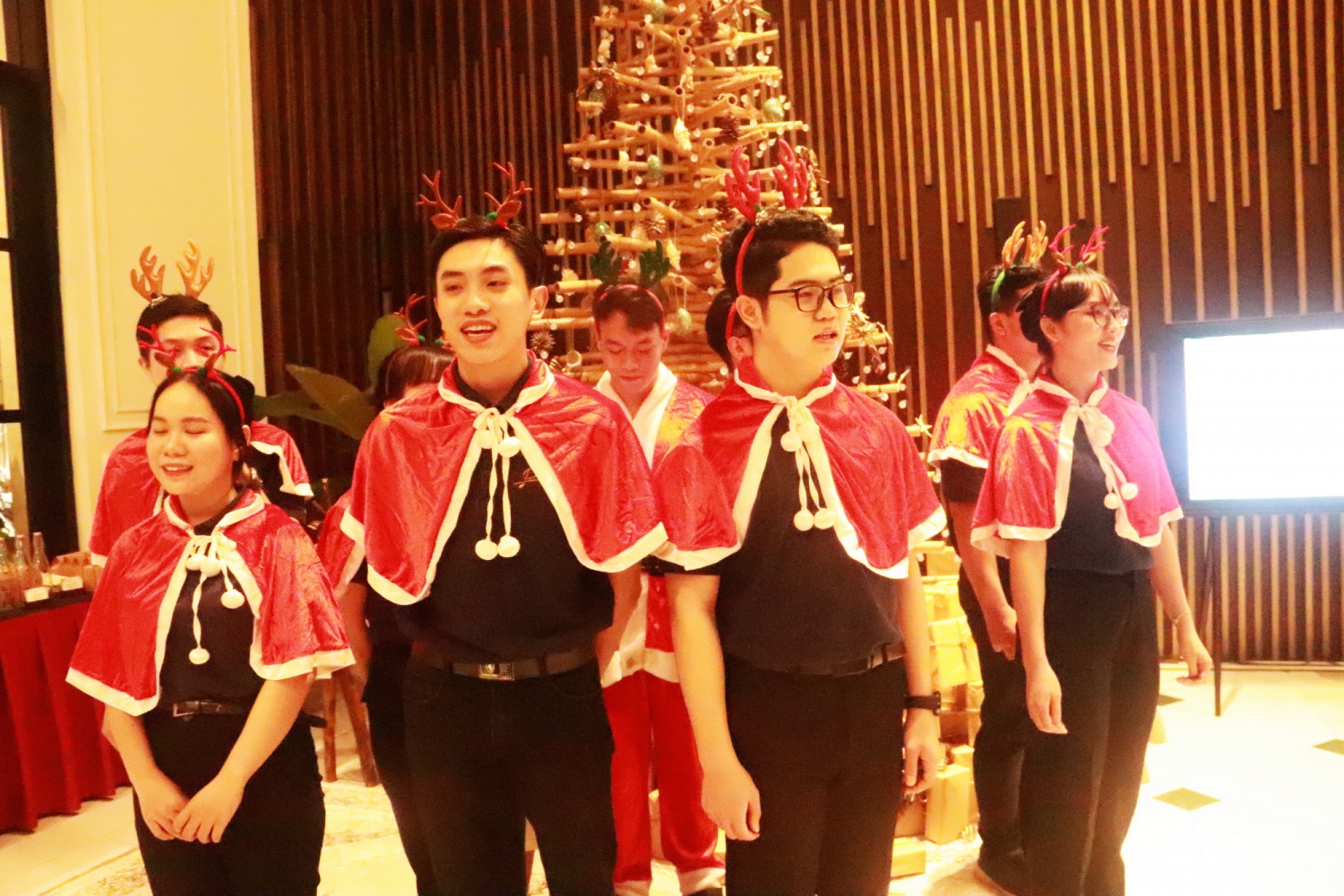 Nha Trang: Khách sạn Potique thắp sáng cây thông Noel kết hợp gây quỹ từ thiện
