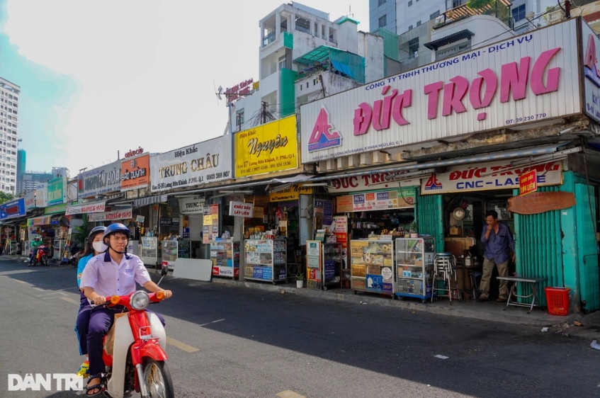 Phố chuyên doanh biển hiệu đường Lương Hữu Khánh (quận 1) rơi vào cảnh buôn bán ảm đạm thời điểm cuối năm (Ảnh: Nguyễn Vy).