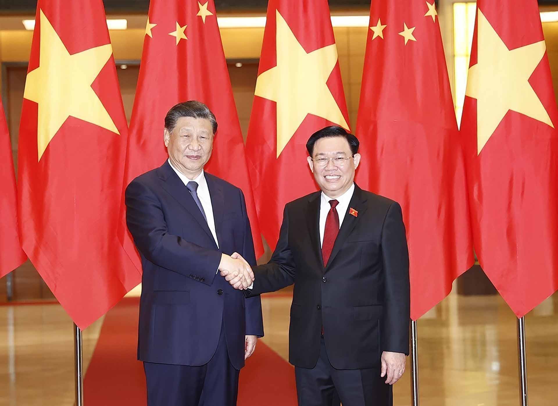 Chủ tịch Quốc hội Vương Đình Huệ và Tổng Bí thư, Chủ tịch nước Trung Quốc Tập Cận Bình chụp ảnh chung. (Nguồn: TTXVN)
