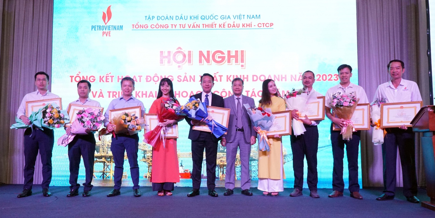 Trao tặng Bằng khen của Tập đoàn Dầu khí Việt Nam cho các tập thể, cá nhân của PVE