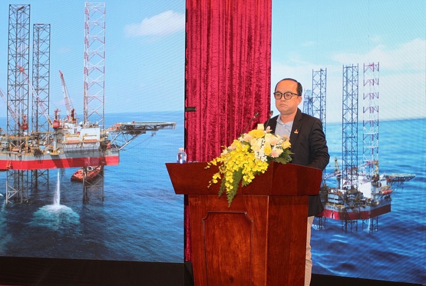 Phó TGĐ PV Drilling Đinh Quang Nhựt báo cáo công tác cung cấp dịch vụ khoan tại Hội nghị.