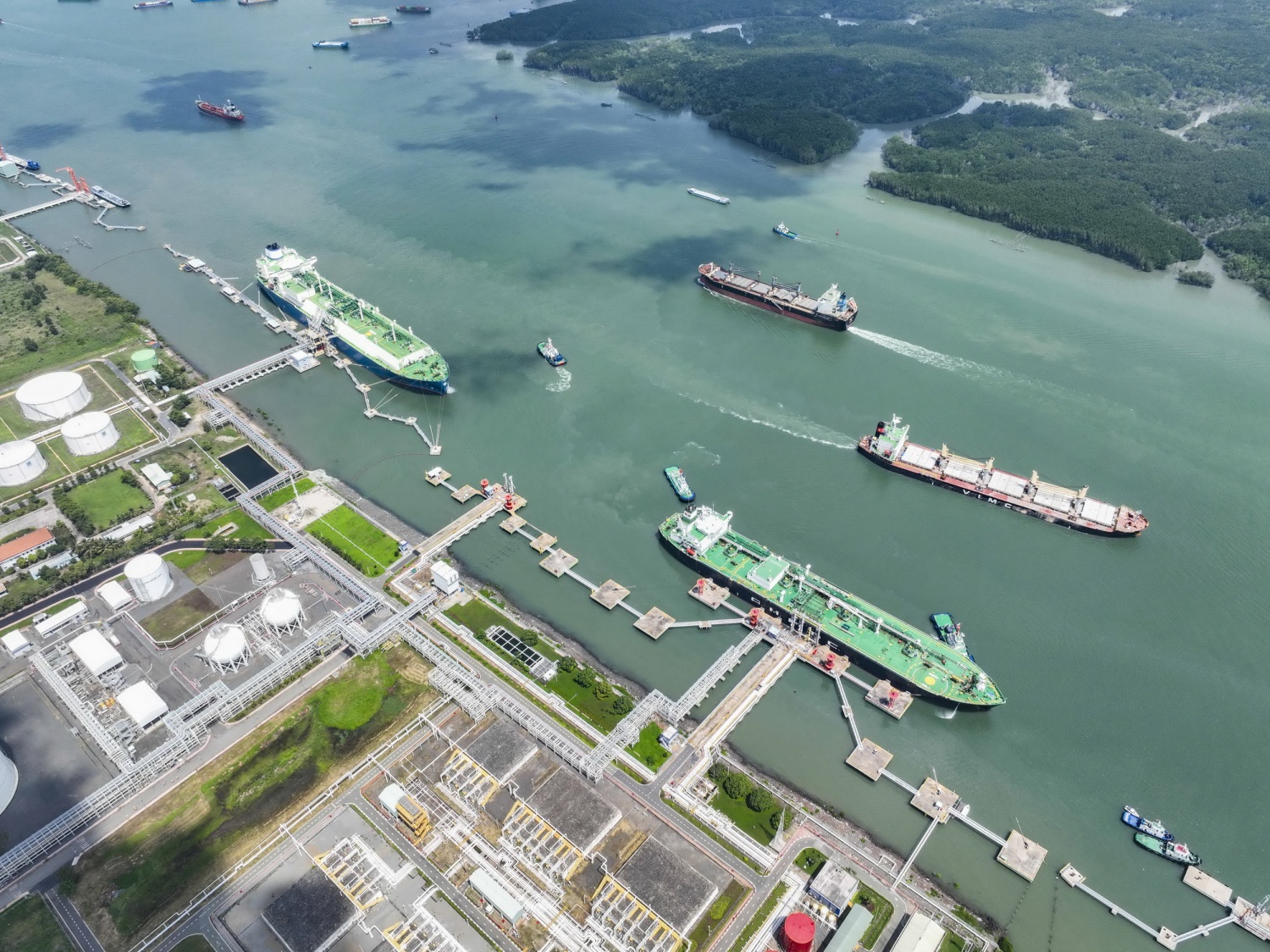 Hình 3. Tàu Maran Gas Achilles tiến vào Kho cảng LNG Thị Vải, đánh dấu sự kiện đầu tiên và quan trọng nhất trong lộ trình chuyển đổi năng lượng xanh của PV GAS.