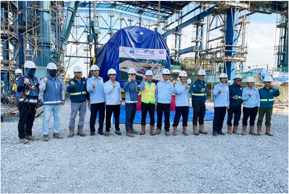 Các đại biểu chứng kiến quá trình lắp đặt máy phát Nhà máy nhiệt điện Nhơn Trạch 4. Các đại biểu chứng kiến quá trình lắp đặt máy phát Nhà máy nhiệt điện Nhơn Trạch 4.