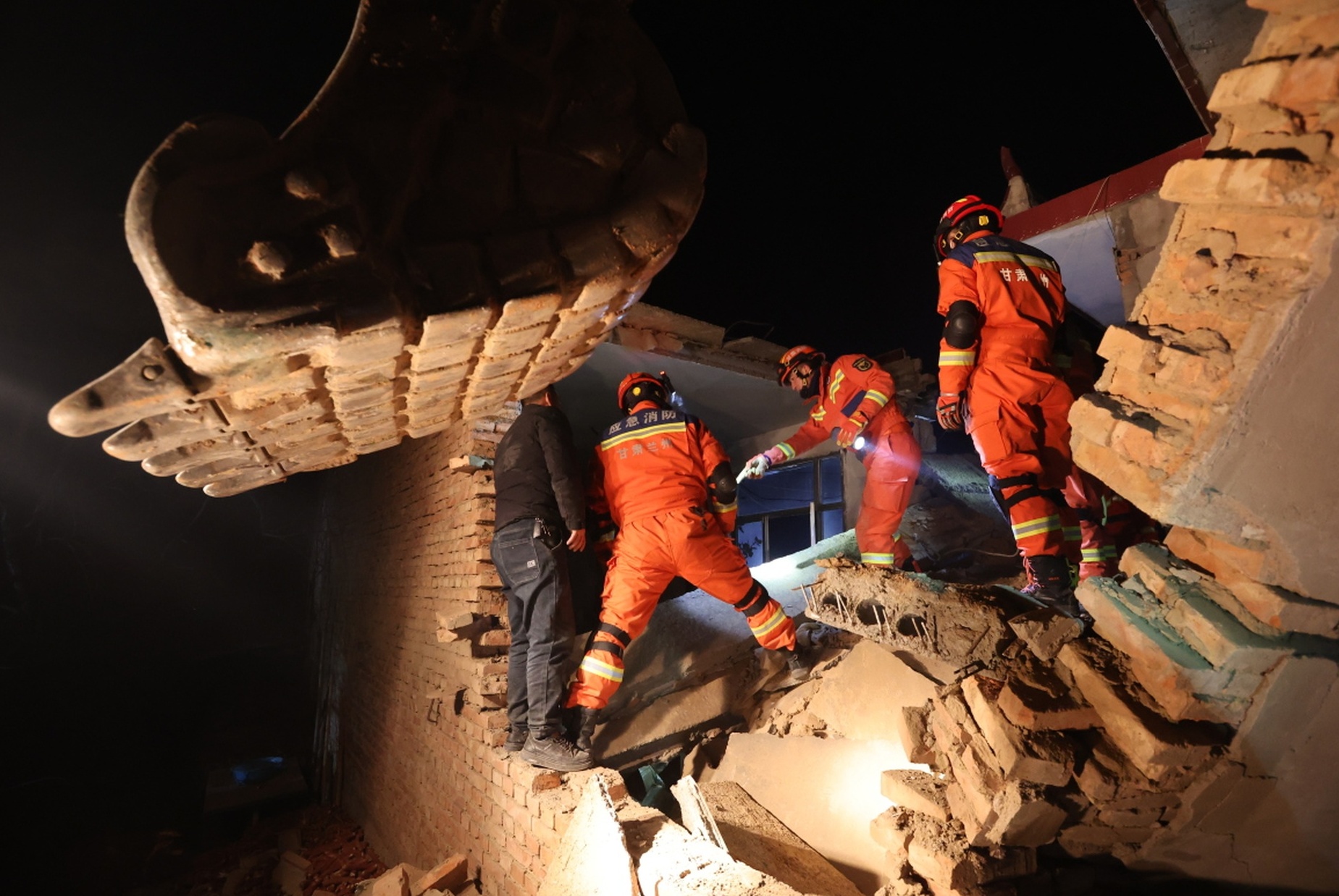 Cảnh đổ nát trong trận động đất khiến 111 người thiệt mạng ở Trung Quốc