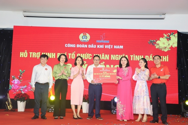 Chủ tịch CĐ DKVN Nghiêm Thùy Lan trao tặng 2 tỉ đồng hỗ trợ tổ chức Xuân nghĩa tình Dầu khí năm 2023 cho công đoàn cơ sở trực thuộc.