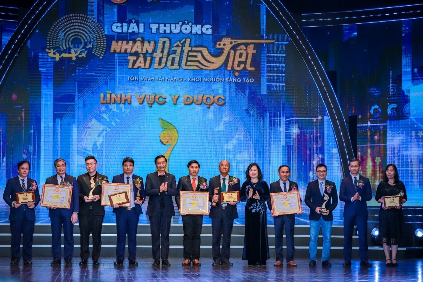 Bộ trưởng Bộ Y tế Đào Hồng Lan và đồng chí Trần Quang Dũng, Ủy viên Ban Thường vụ - Trưởng ban Tuyên giáo Đảng ủy, Trưởng ban Truyền thông và Văn hóa doanh nghiệp, Tập đoàn Dầu khí Quốc gia Việt Nam trao giải Nhất, lĩnh vực Y dược Bộ trưởng Bộ Y tế Đào Hồng Lan và đồng chí Trần Quang Dũng, Ủy viên Ban Thường vụ - Trưởng ban Tuyên giáo Đảng ủy, Trưởng ban Truyền thông và Văn hóa doanh nghiệp, Tập đoàn Dầu khí Quốc gia Việt Nam trao giải Nhất, lĩnh vực Y dược