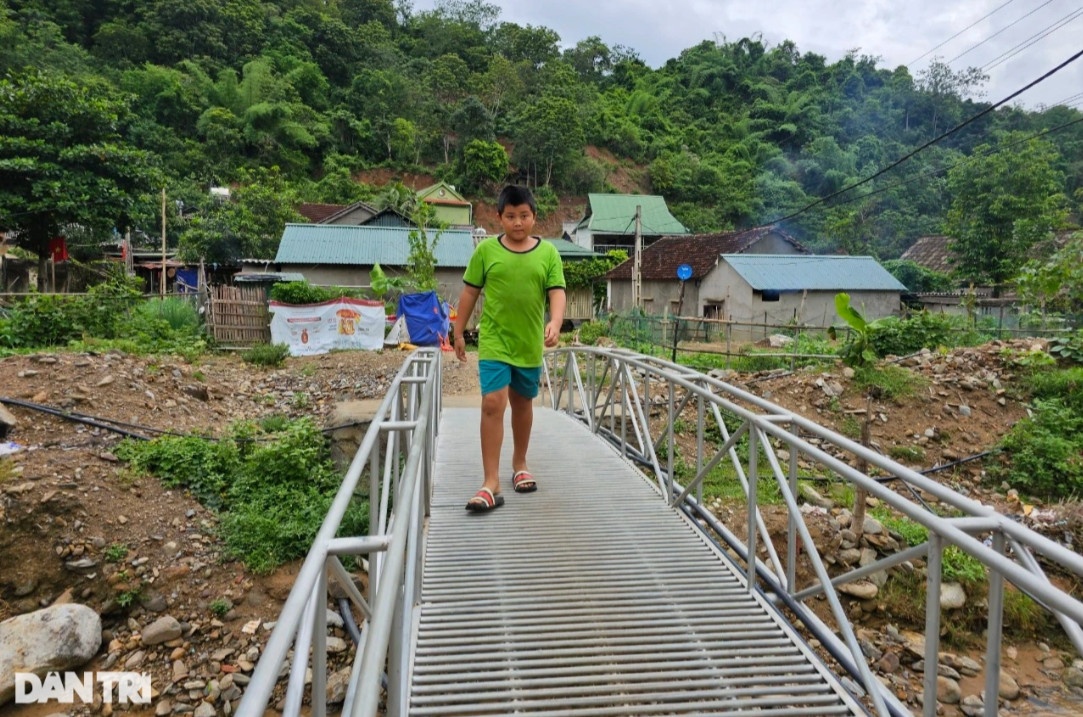 Sau lũ quét, những chiếc cầu tạm bắc qua suối Huồi Giảng hư hỏng..., một số doanh nghiệp đã làm cho bà con ở bản Hòa Sơn chiếc cầu dân sinh bằng sắt (Ảnh: Nguyễn Duy).