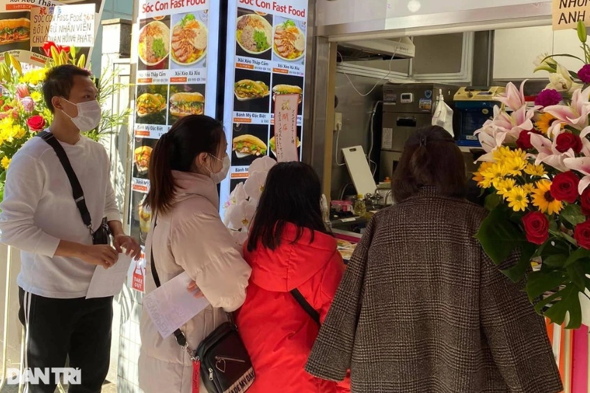 Khách đến xếp hàng đông nghịt tại cửa hàng thức ăn nhanh của vợ chồng chị Nhi (Ảnh: NVCC).