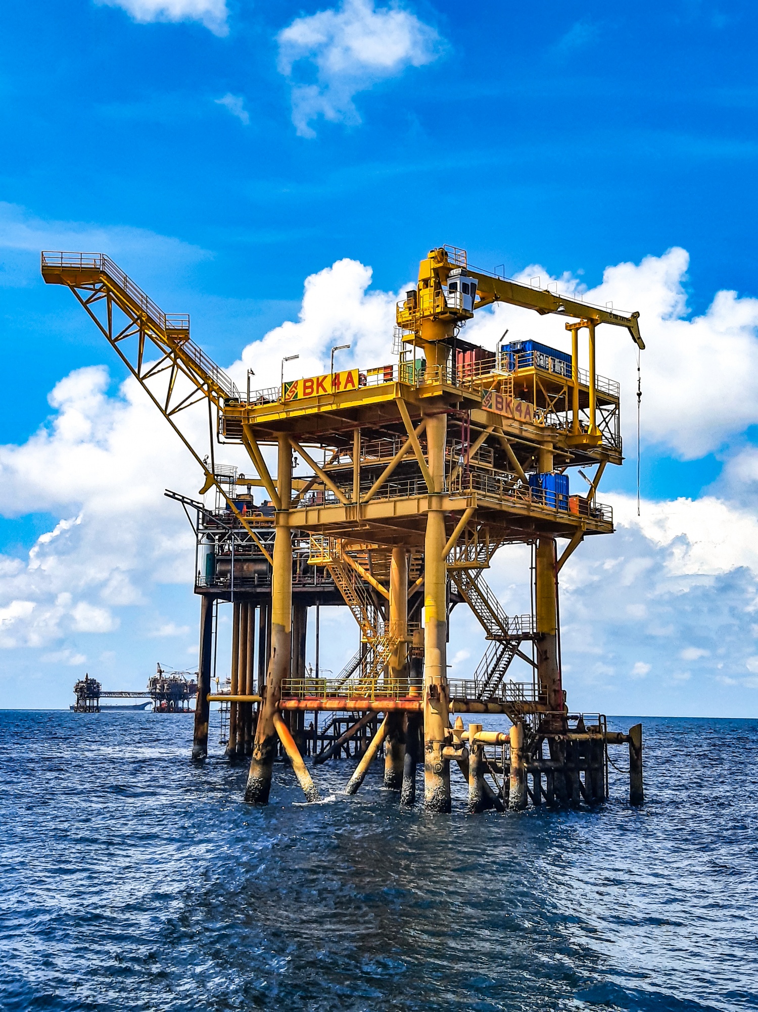 Giàn BK-4A đón dòng dầu thương mại đầu tiên sớm hơn 12 ngày so với kế hoạch. Giàn BK-4A đón dòng dầu thương mại đầu tiên sớm hơn 12 ngày so với kế hoạch.