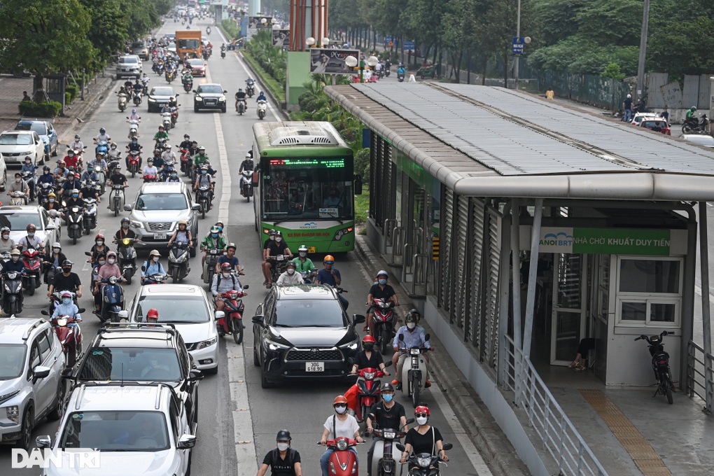 Vì sao Hà Nội dỡ biển báo làn đường buýt nhanh BRT? - 1