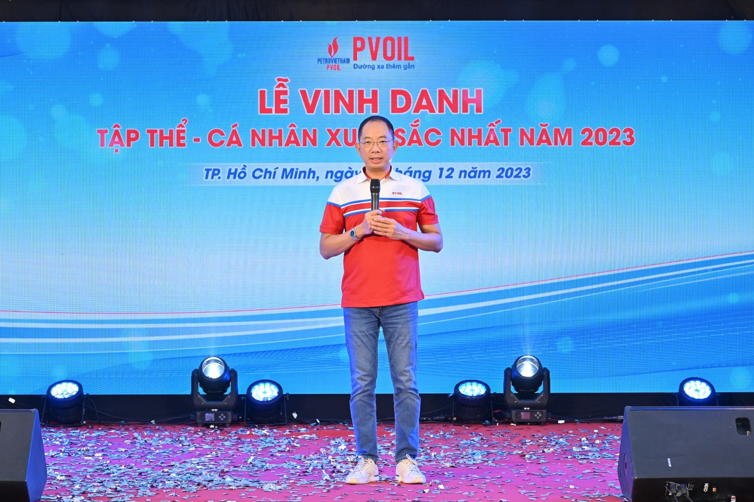 Ông Cao Hoài Dương - Bí thư Đảng ủy, Chủ tịch HĐQT PVOIL phát biểu chúc mừng các tập thể, cá nhân xuất sắc nhất năm 2023