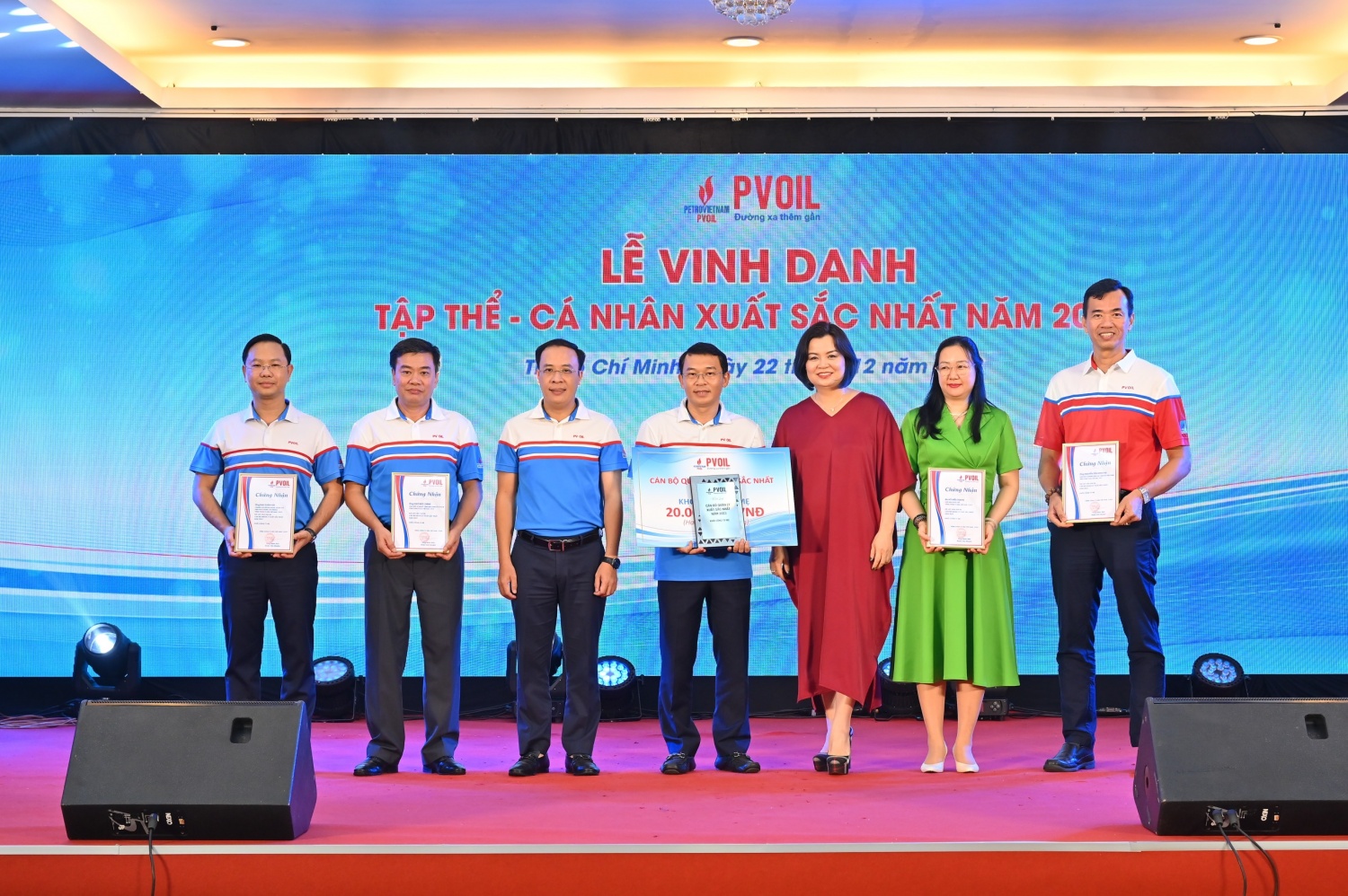 Lãnh đạo PVOIL trao danh hiệu “Cán bộ quản lý xuất sắc nhất năm 2023” (khối Công ty mẹ)