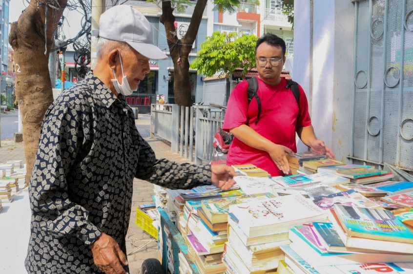 Ông chủ 94 tuổi luôn vui vẻ giới thiệu sách khi có người ghé thăm gian sách (Ảnh: Bình Minh).
