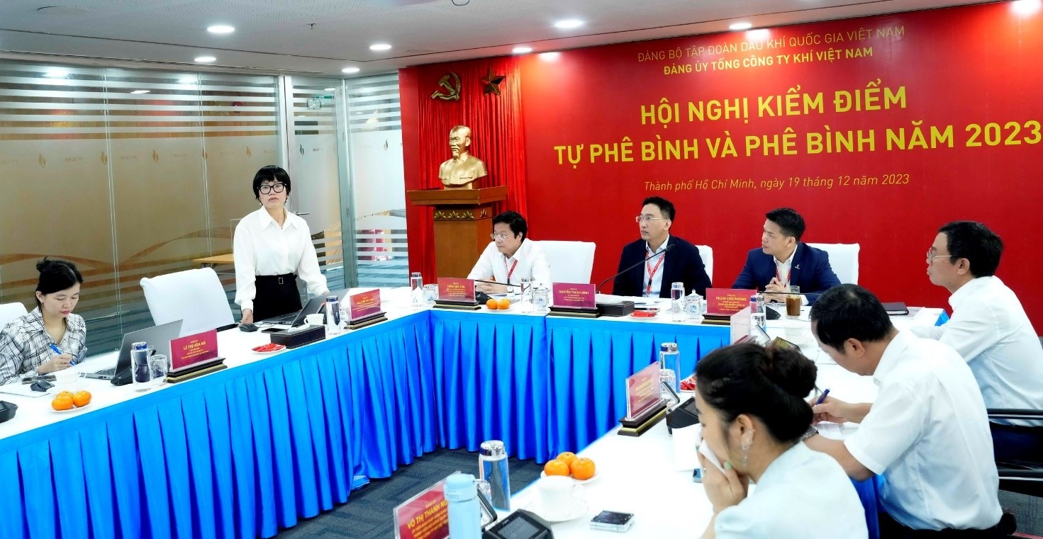 Đồng chí Nguyễn Thị Hoa, Ủy viên BCH Đảng bộ, Phó Chủ nhiệm thường trực Ủy ban Kiểm tra Đảng ủy Tập đoàn 