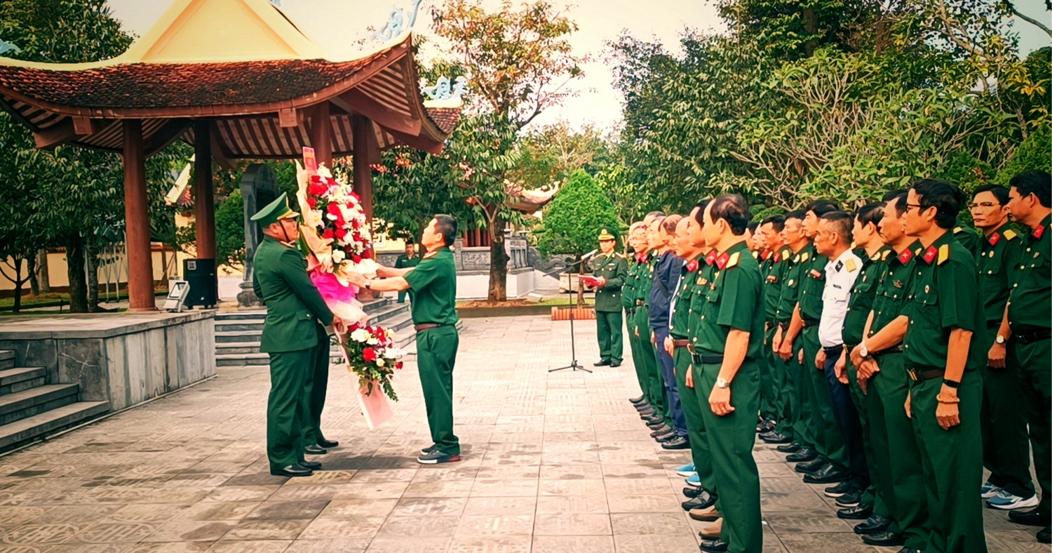 H1. Đoàn CCB PV GAS dâng hương tưởng nhớ các anh hùng liệt sĩ tại di tích Pò Hèn, Móng Cái