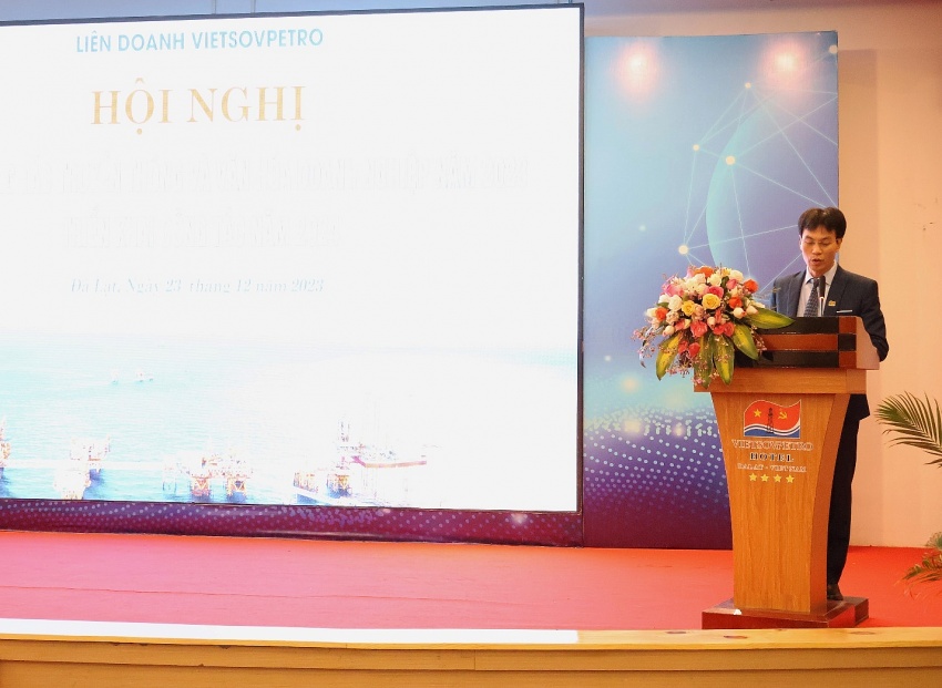 Ông Phạm Văn Đoàn, Phó chánh Văn phòng Vietsovpetro đã trình bày tổng quan về hoạt động của công tác truyền thông và Văn hoá doanh nghiệp của Vietsovpetro trong năm 2023