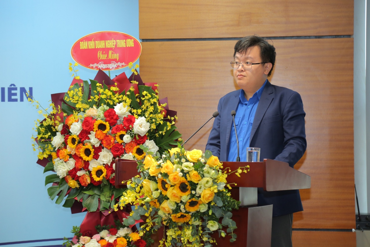 đồng chí Đinh Đức Mạnh - Phó Bí thư Đoàn Tập đoàn báo cáo tại Hội nghị