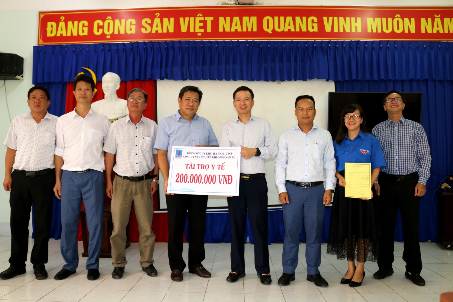H2. H3. KĐN trao tài trợ y tế cho TTYT huyện Nhơn Trạch trao quà cho các hộ khó khăn tại xã Bình Khánh