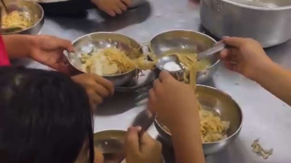 Lào Cai báo cáo Thủ tướng việc học sinh ăn cơm chan canh mì tôm - 1
