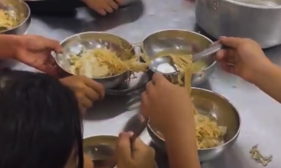 Lào Cai báo cáo Thủ tướng việc học sinh ăn cơm chan canh mì tôm