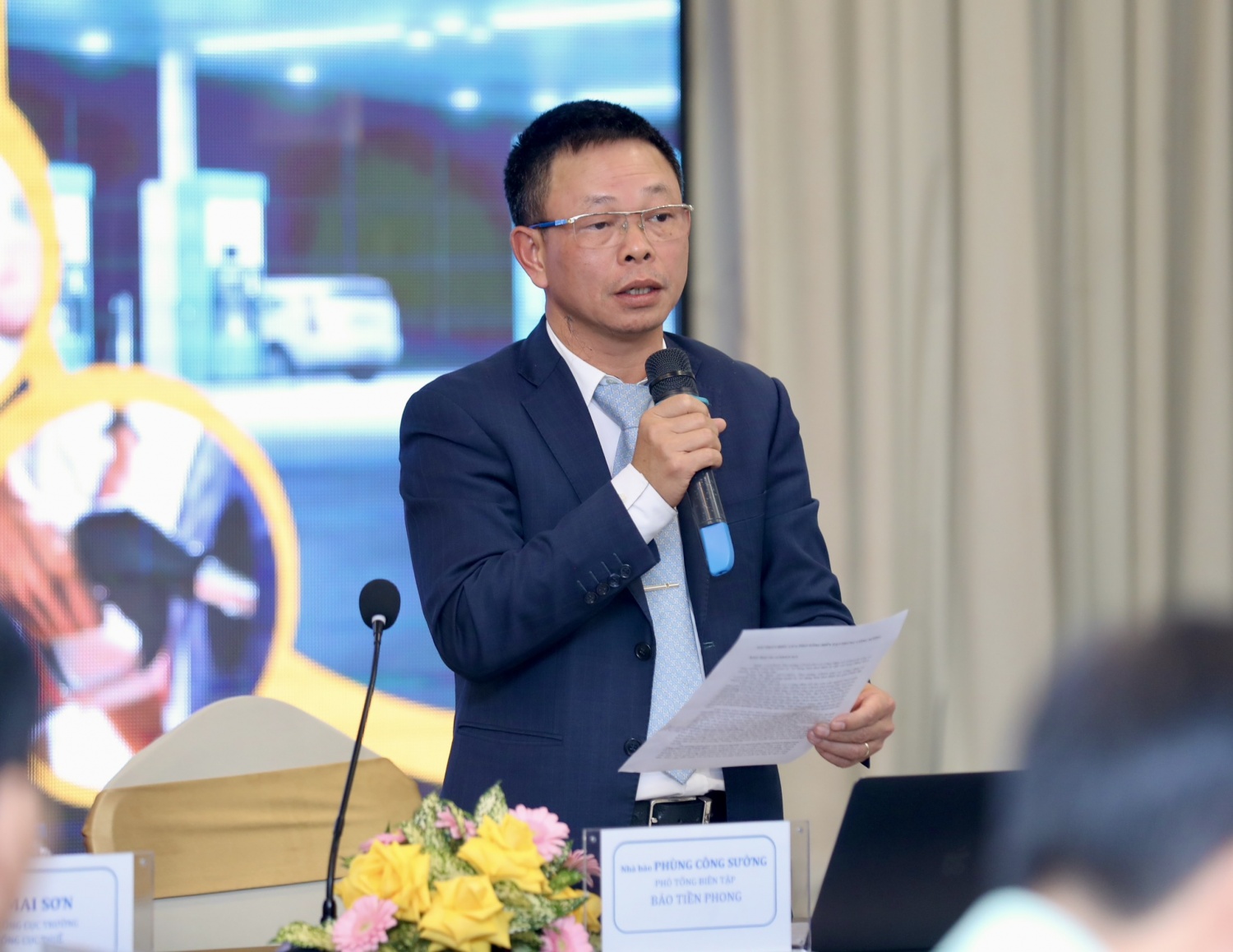 Nhà báo Phùng Công Sưởng - Phó Tổng Biên tập Báo Tiền Phong phát biểu