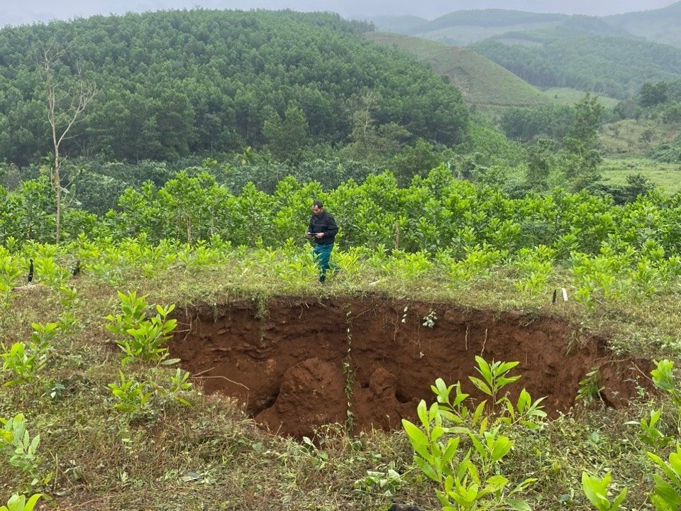 Quảng Nam: Xuất hiện hố sâu hơn 10m tại huyện Tiên Phước