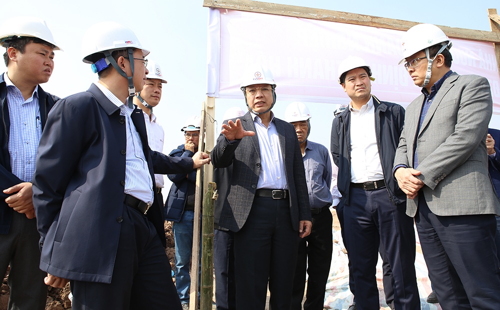 Phó Chủ tịch CMSC Hồ Sỹ Hùng kiểm tra công trường Dự án đường dây 500kV mạch 3 đoạn qua địa phận tỉnh Thanh Hóa