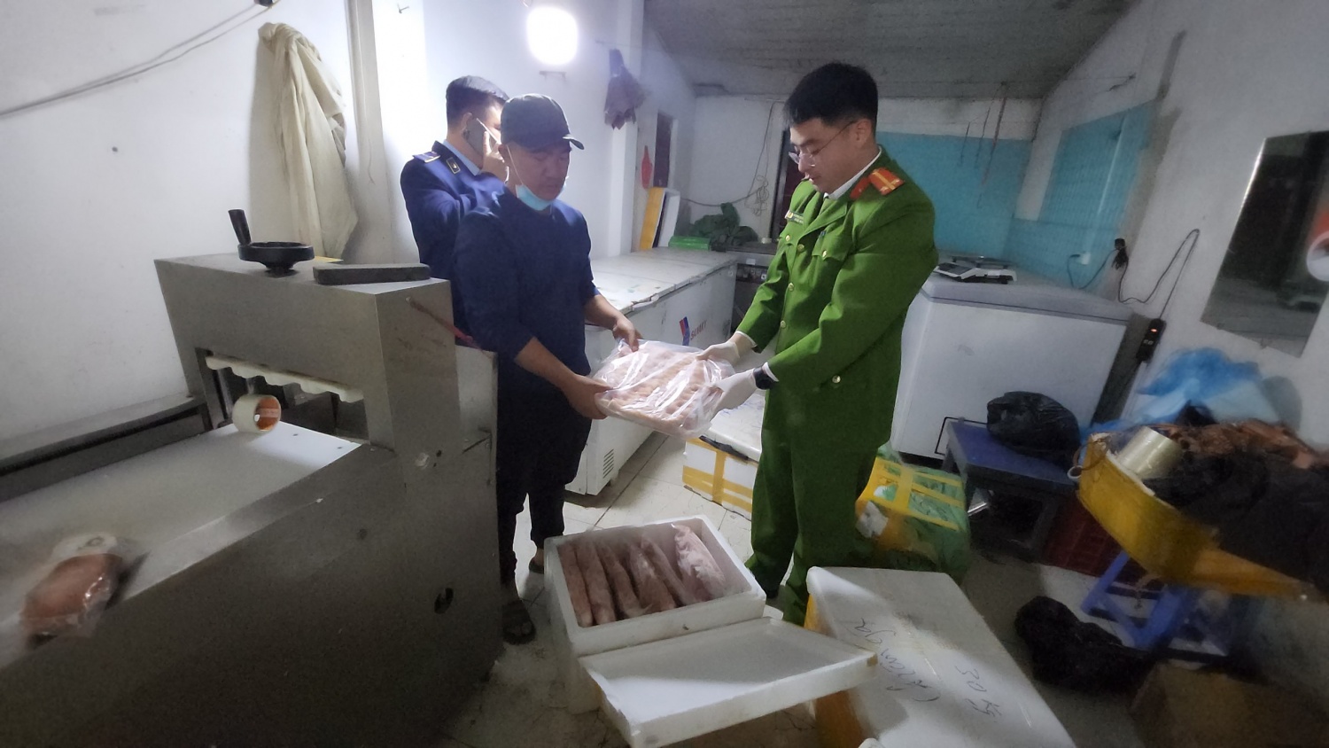 Công an quận Bắc Từ Liêm (Hà Nội): Phát hiện, thu giữ hơn 1 tấn thực phẩm bẩn trước thềm Tết Nguyên đán