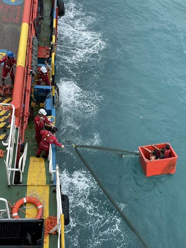 Tàu PTSC Hải An cứu ngư dân gặp nạn trên biển