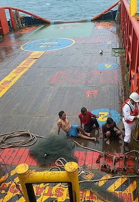 Tàu PTSC Hải An cứu ngư dân gặp nạn trên biển