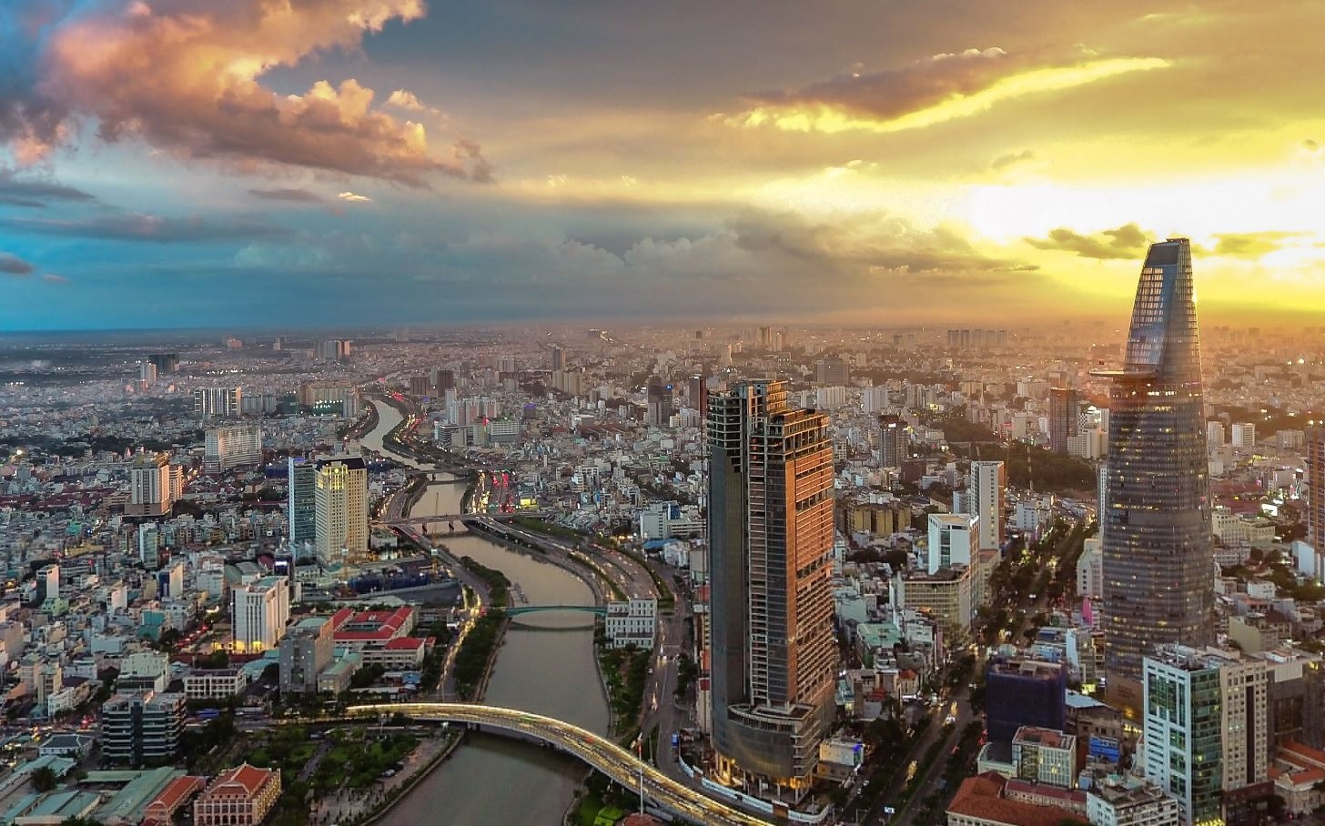 Bức tranh kinh tế Việt Nam năm 2024: Sáng cửa tăng trưởng