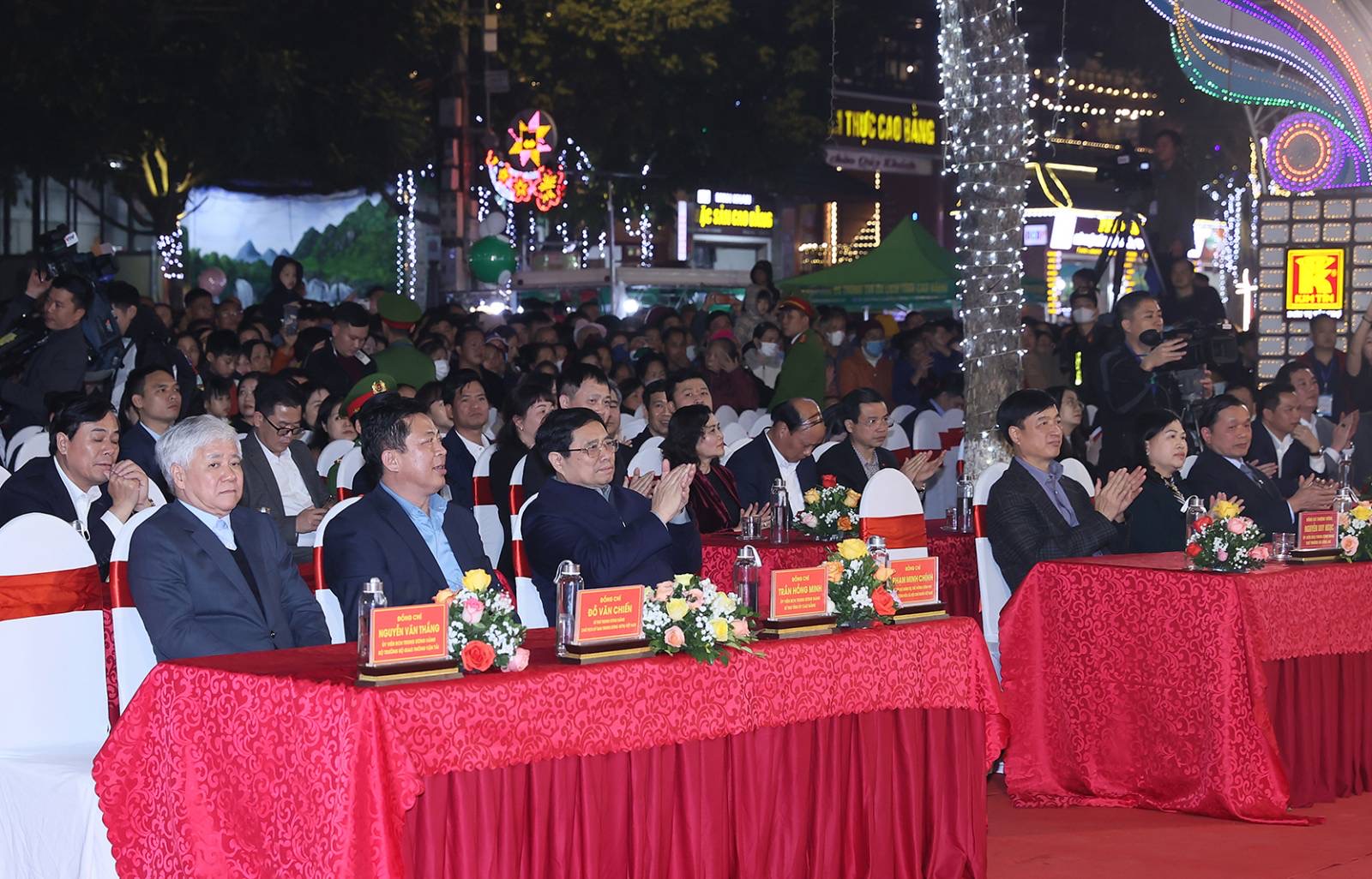 Chùm ảnh: Thủ tướng cùng nhân dân tỉnh biên giới Cao Bằng đón năm mới 2024- Ảnh 9.