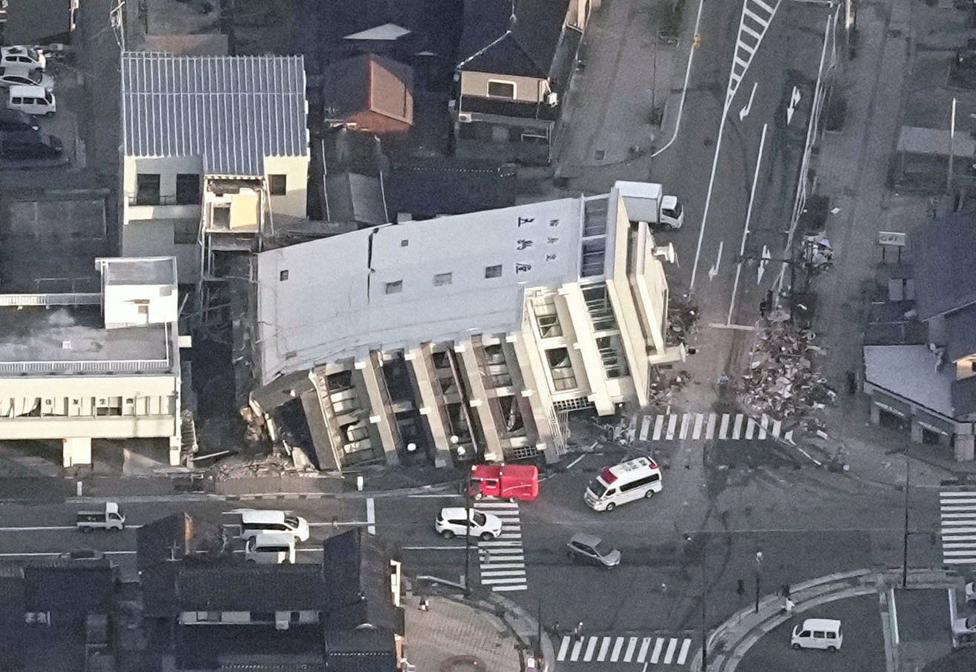 Cảnh tượng đổ nát ở miền Trung Nhật Bản sau động đất 7,6 độ