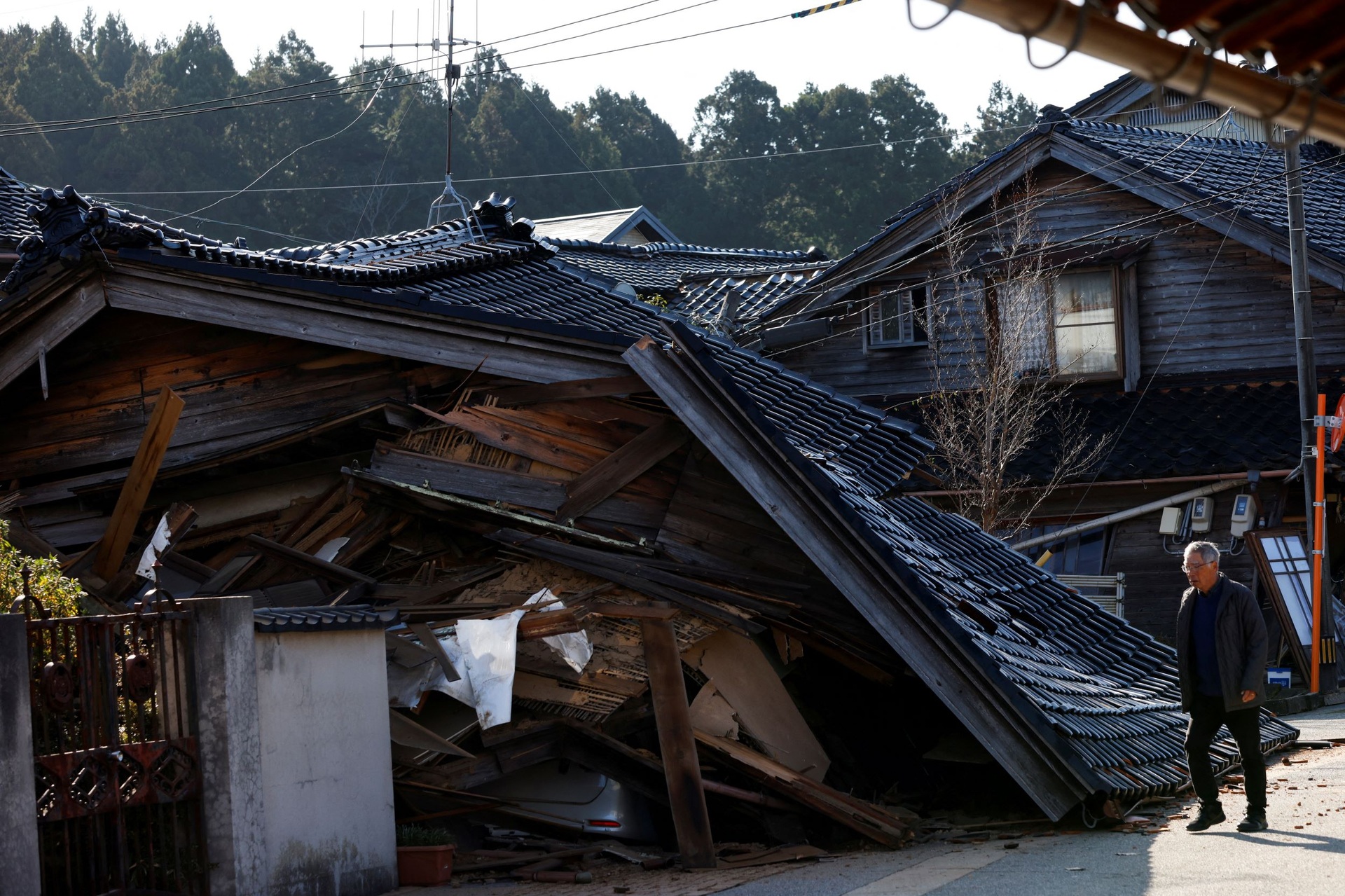 Cảnh tượng đổ nát ở miền Trung Nhật Bản sau động đất 7,6 độ