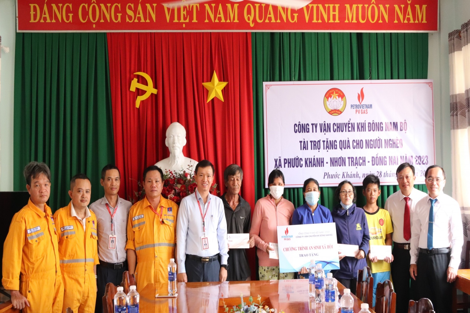 Hình 1. KĐN trao tặng quà tại xã Phước Khánh, huyện Nhơn Trạch, tỉnh Đồng Nai